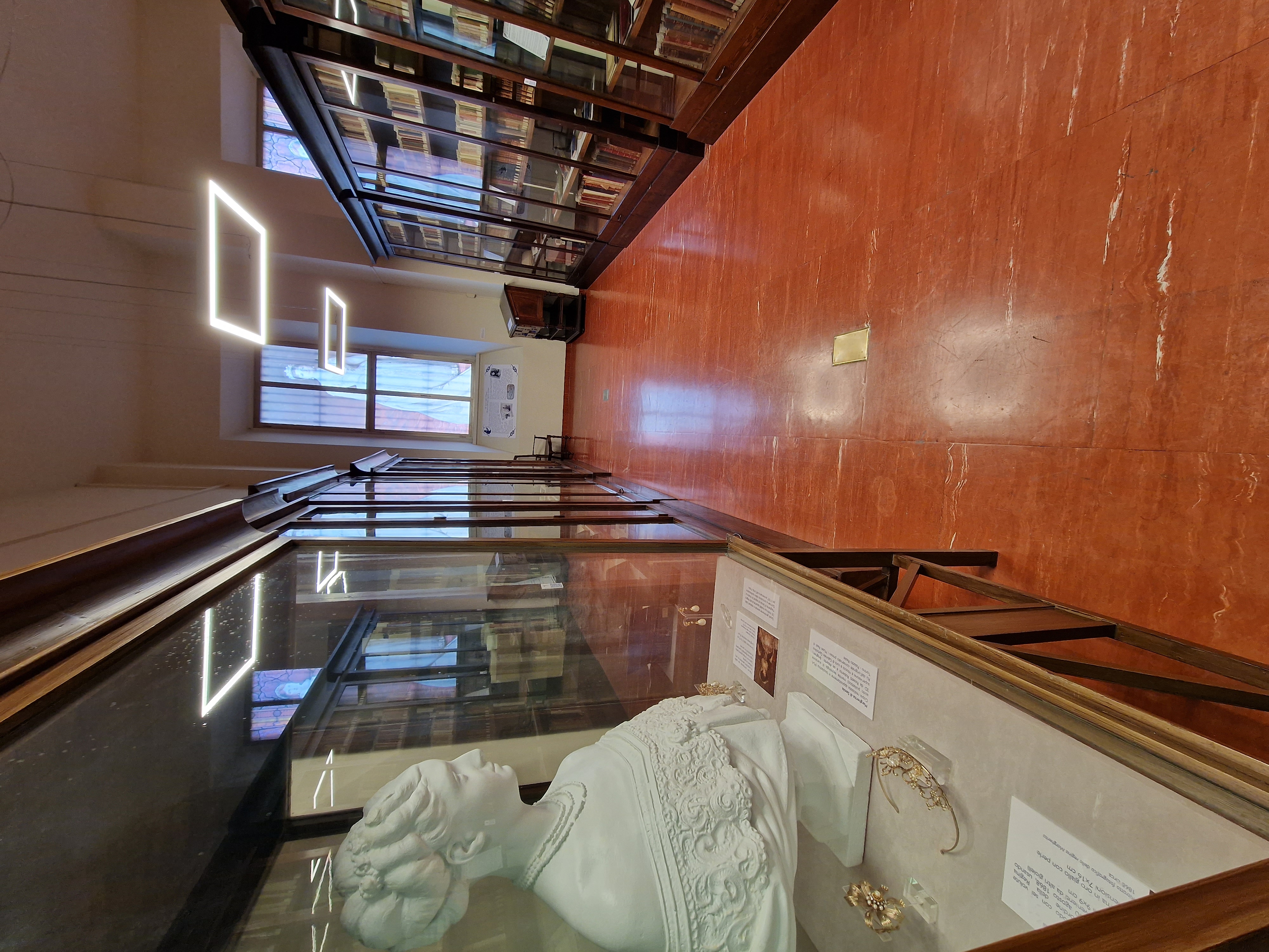 Il 9 ottobre 2022 è stata inaugurata una Sala Mostre permanente interamente dedicata ai volumi appartenuti alla Regina Margherita di Savoia (1851-1926).
Nel corso del 2022, l’intero fondo librario – composto da 13.560 volumi – è stato oggetto di un nuovo ambizioso progetto, promosso dalla Biblioteca Nazionale volto alla conservazione, valorizzazione e libera fruizione della raccolta tramite la revisione inventariale e la catalogazione informatica di tutte le opere in essa comprese, in funzione del loro trasferimento dai depositi alla Sala mostre della Biblioteca, secondo un allestimento permanente atto a favorirne una conoscenza quanto più ampia e trasversale possibile.